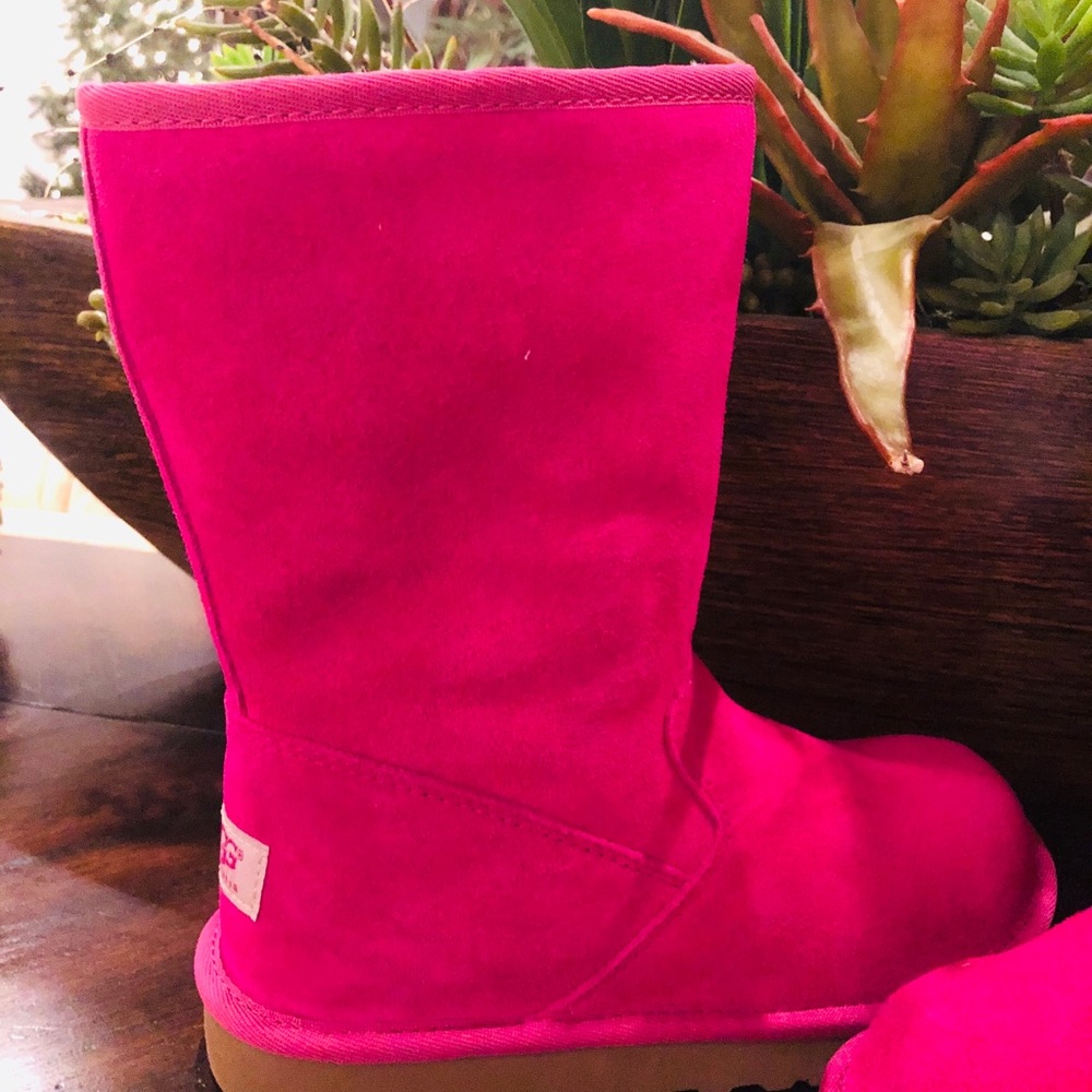 Brand new girls youth pink Ugg boots (size 3)